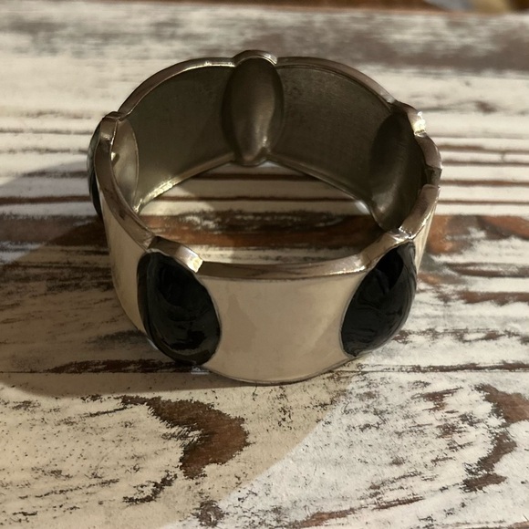 Vintage 80s Oversized Black and Cream Enamel Hinge Cuff Bracelet - Picture 5 of 8